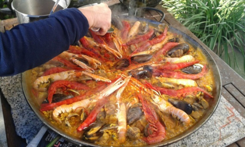Traditional seafood paella